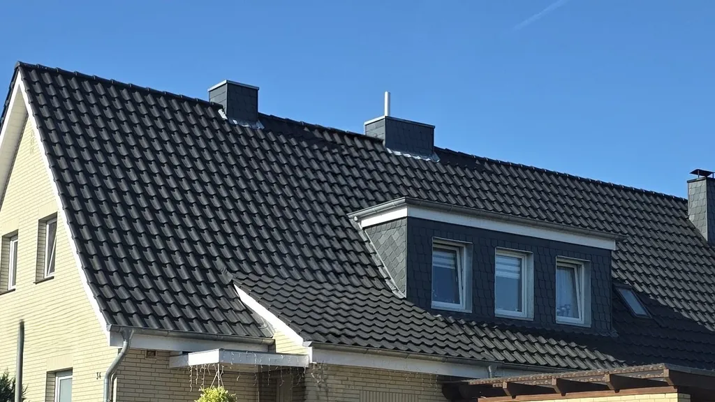 Dasselbe Haus mit neuer Eindeckung, Gaube und Kaminkopf in Schiefer